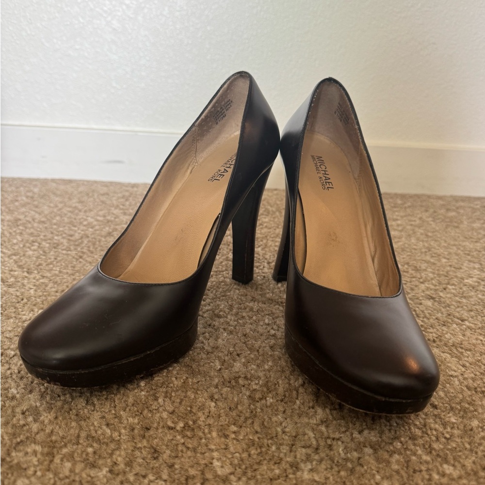 Michael Kors Dark Brown Leather Pumps with round toe - size 8.5